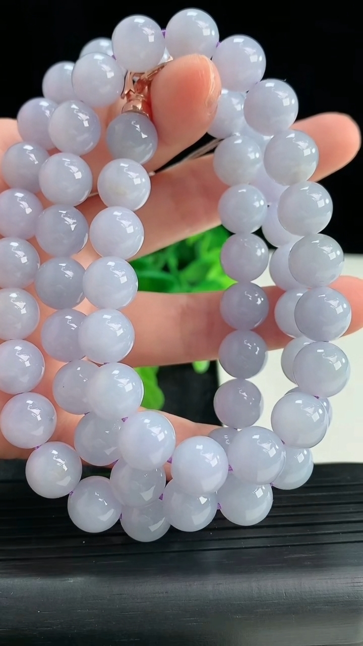 天然A货翡翠紫罗兰圆珠项链尺寸9.5-62颗重量:107.66g4月16日
工厂直销收藏佳品,种好水足，色泽均匀，有种有色，上手高大气！