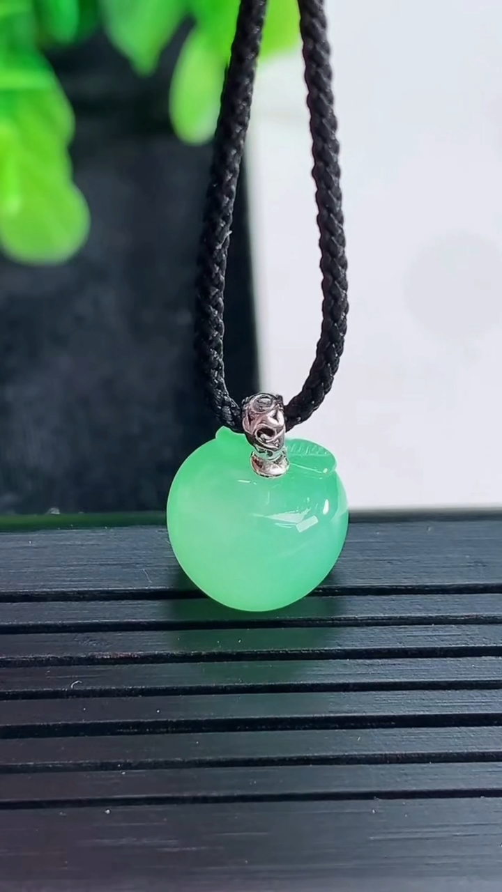 天然A货翡翠苹果吊坠尺寸11.3-10重量:2.62g
4月16日