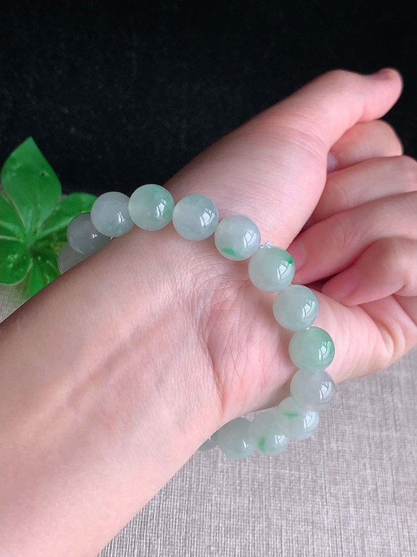 天然A货翡翠飘绿圆珠佛珠手串19颗 
尺寸10.3mm 重量38.35g 0415