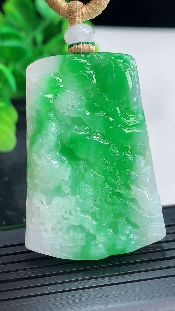 天然A货翡翠山水牌吊坠尺寸466-32.3-8.1重量:29.11g
4月16日