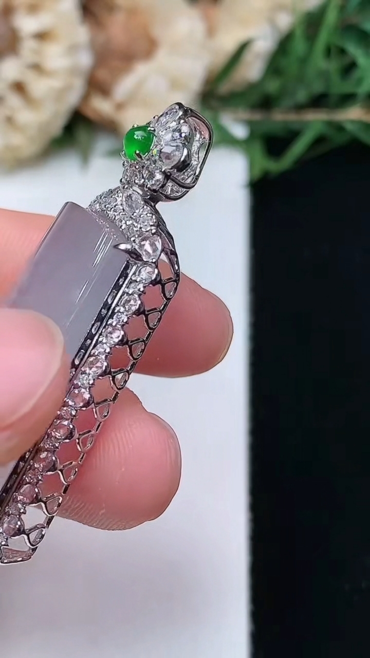 天然A货翡翠白冰无事牌吊坠，尺寸43-19.3-8.9，裸石28-15.5，重量:6.54g
4月16日