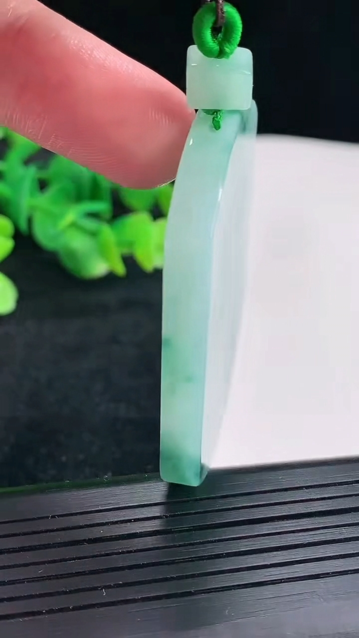 天然A货翡翠飘花无事牌吊坠尺寸55-41-5.6重量:39.94g
4月16日