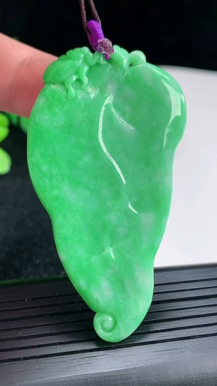 天然A货翡翠金枝玉叶 叶子吊坠尺寸58.5-35.5-5.5重量:23.13g
4月16日