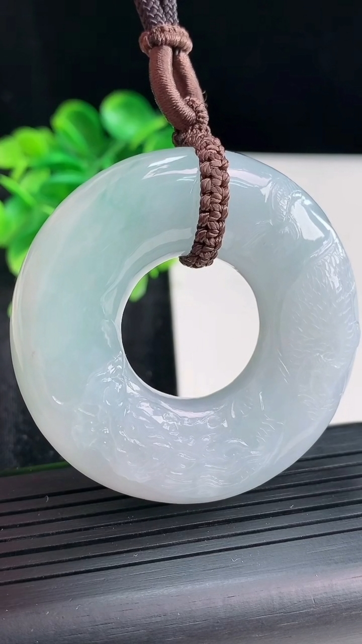 天然A货翡翠飘花雕龙平安环吊坠尺寸53.6-12.1重量:68.34g
4月16日