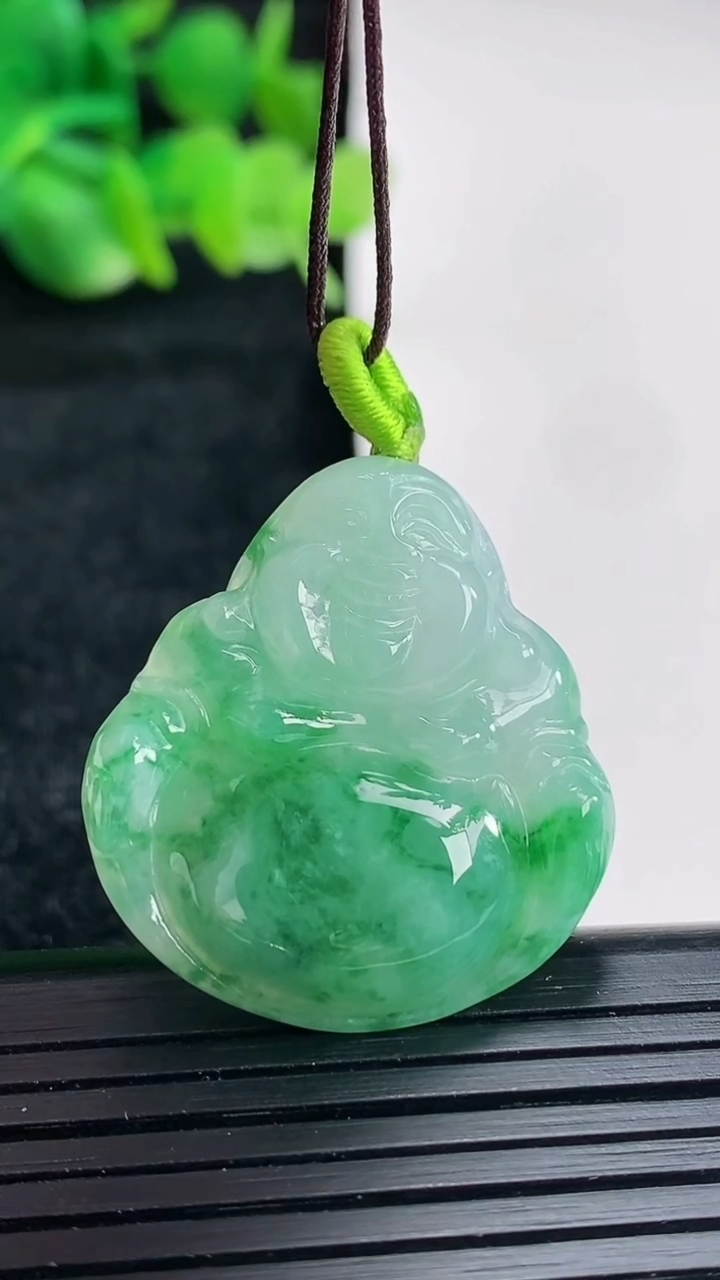 天然A货翡翠佛公吊坠尺寸29.5-28-6重量:8.21g
4月16日