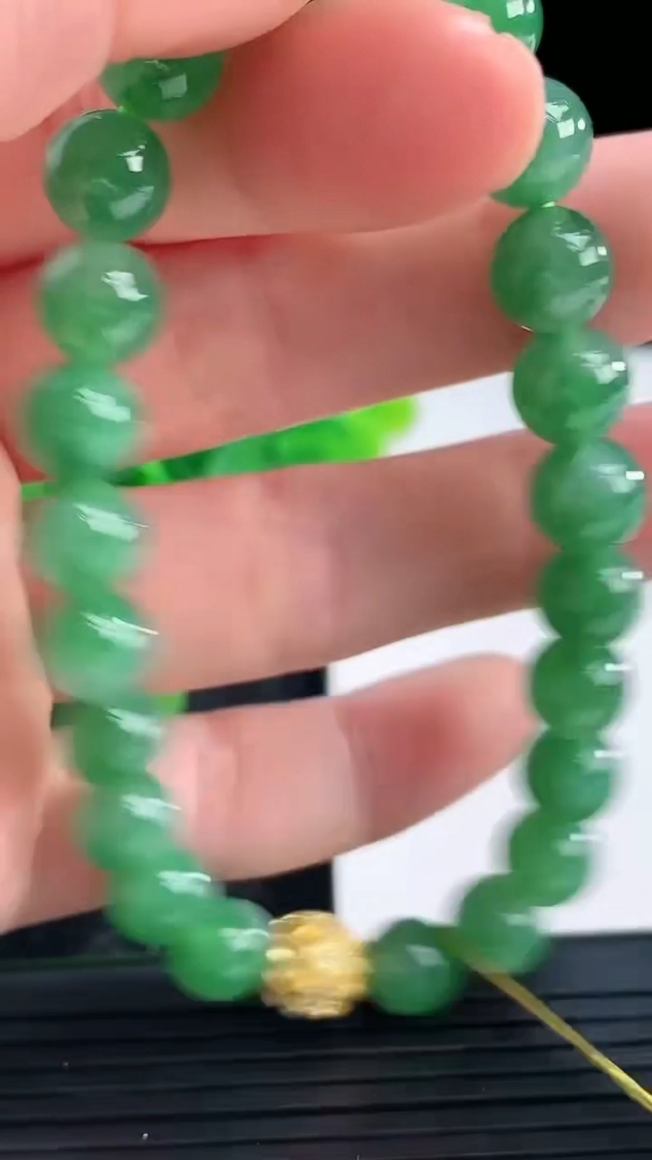 天然A货翡翠圆珠手串尺寸7.4-23颗重量:19.01g4月16日
工厂直销收藏佳品,种好水足，色泽均匀，有种有色，上手高大气！
