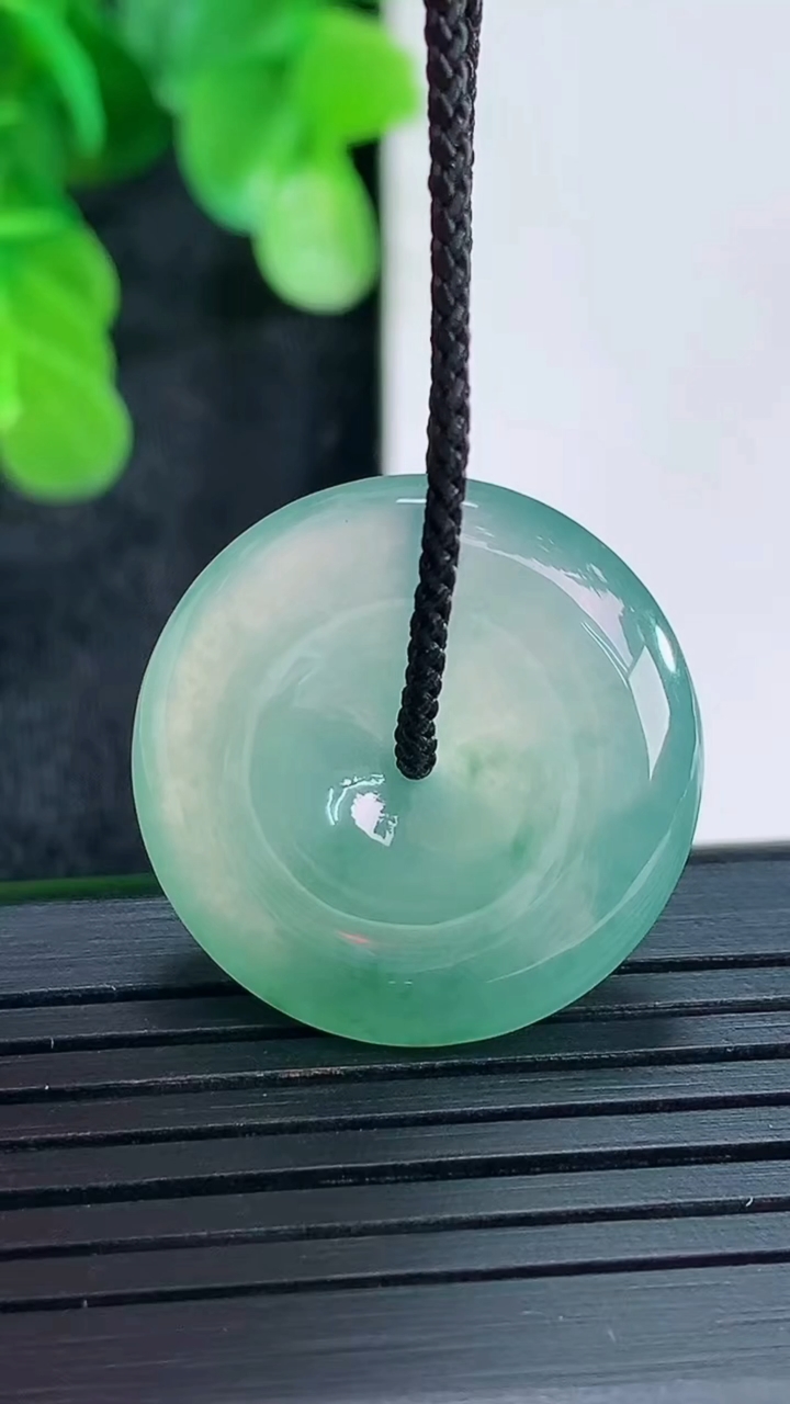 天然A货翡翠飘花平安扣吊坠尺寸23.6-5.5重量:6.46g
4月16日