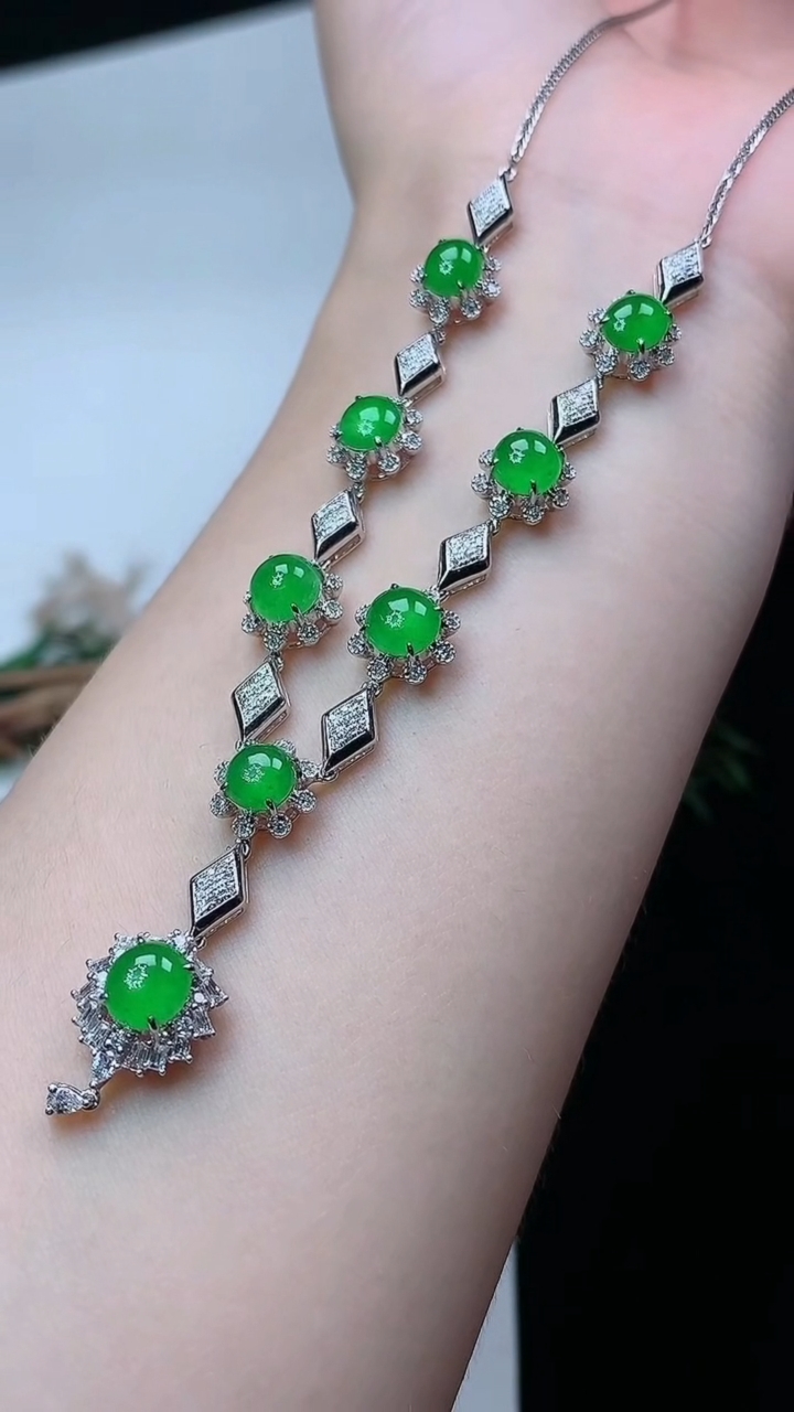 天然A货翡翠蛋面项链，尺寸6-5.5，重量:9.54g4月16日
工厂直销收藏佳品,种好水足，色泽均匀，有种有色，上手高大气！