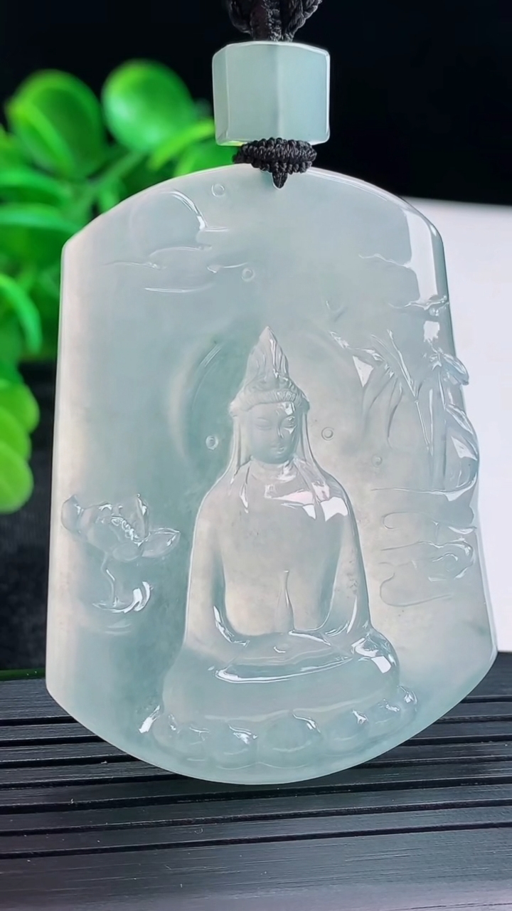 天然A货翡翠观音菩萨吊坠尺寸55.6-42.9-5.7重量:37.66g
4月16日