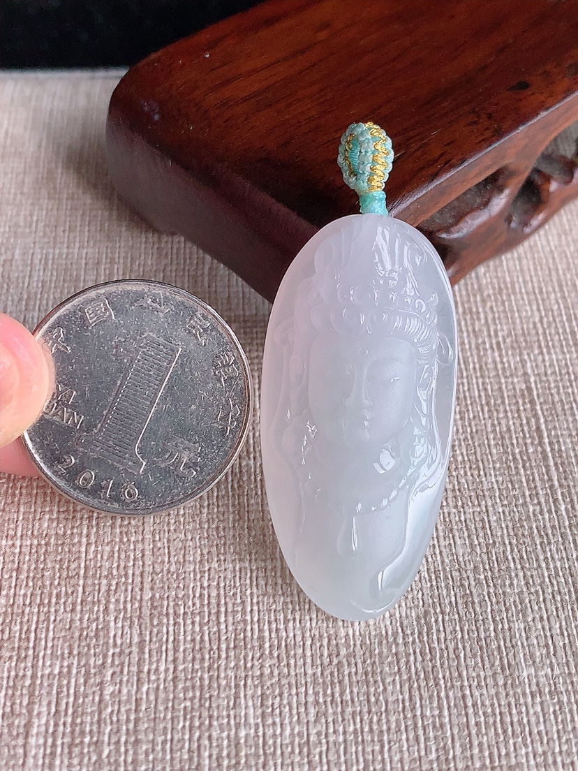天然A货翡翠白冰观音吊坠 
尺寸41-19.8-8.4mm 重量12.00g 0415