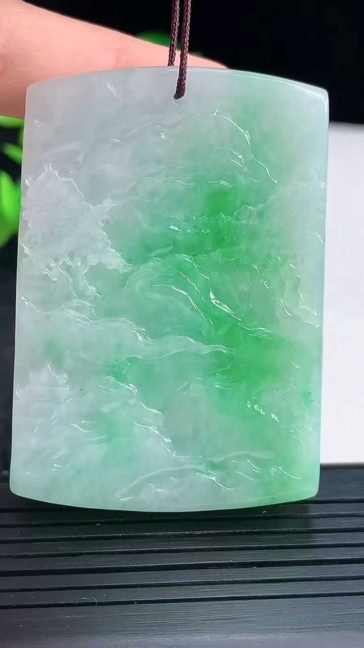 天然A货翡翠山水牌吊坠尺寸55.1-38.6-13.6重量:71.47g
4月16日