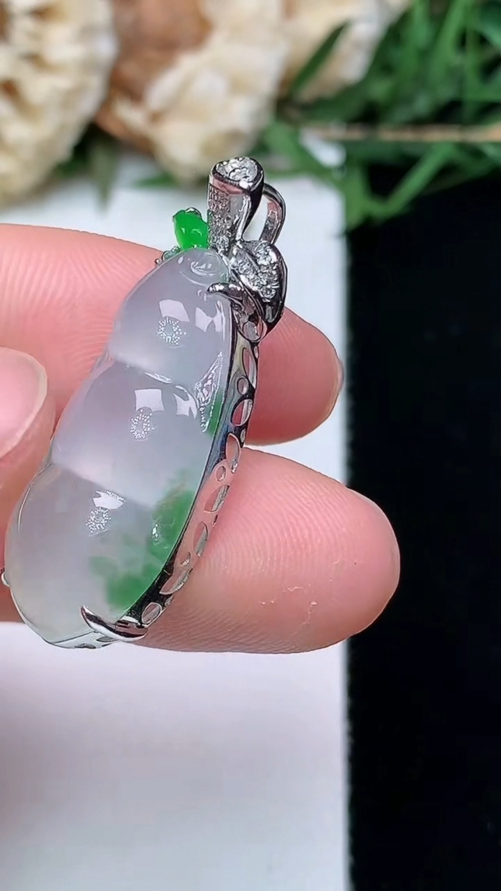 天然A货翡翠福豆吊坠，尺寸24.6-11.8-7.8，重量:4.00g
4月16日