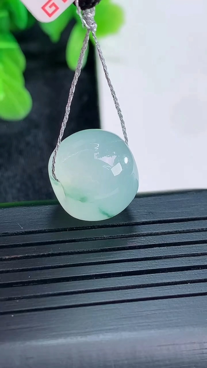 天然A货翡翠飘花路路通吊坠尺寸14.8-12.3重量:5.67g
4月16日