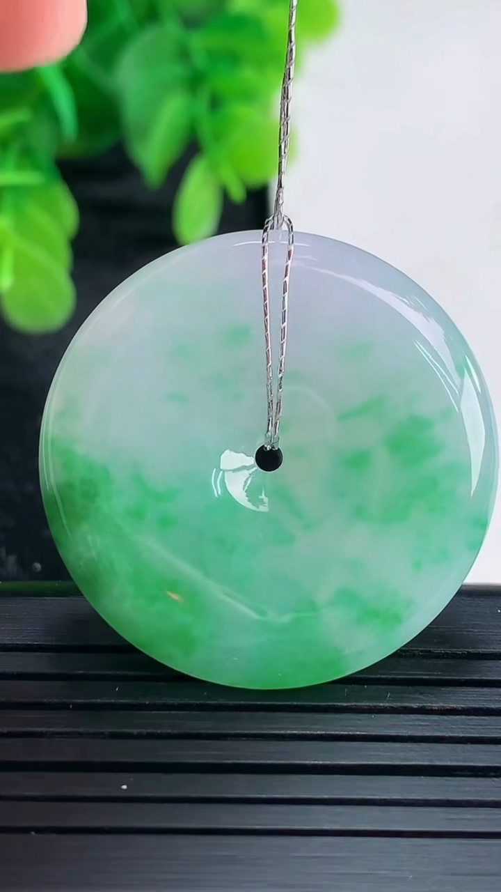 天然A货翡翠平安扣吊坠尺寸33.3-5.7重量:13.94g
4月16日