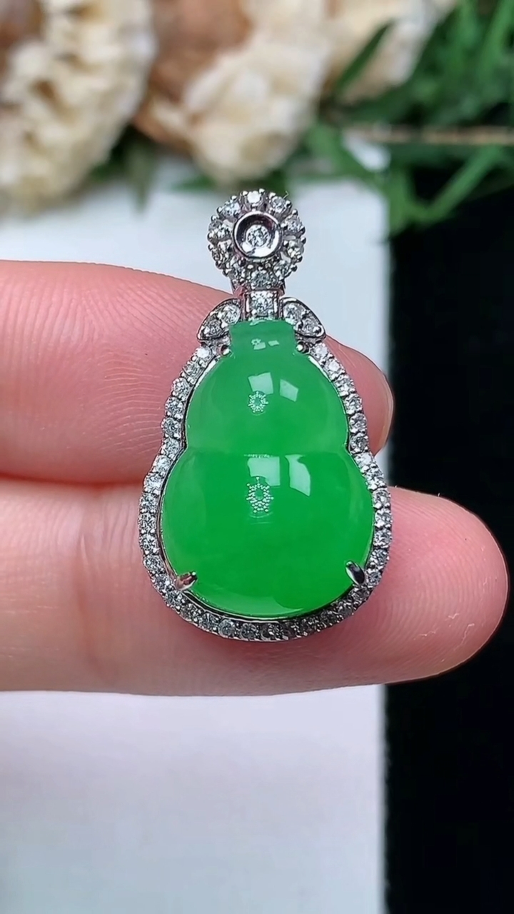 天然A货翡翠葫芦吊坠，尺寸24.9-14-10，裸石15.7-11.4，重量:3.91g
4月16日