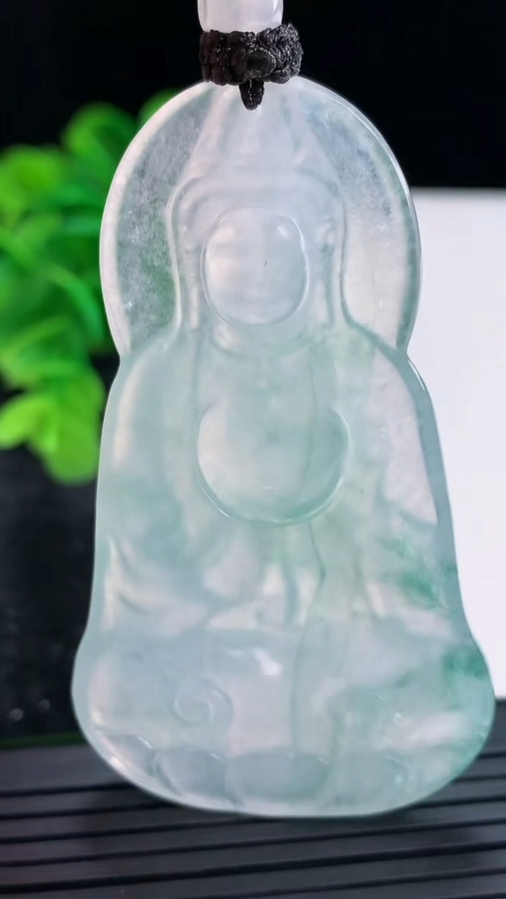 天然A货翡翠种飘花大势至菩萨吊坠尺寸65.1-37.9-5.2重量:28.87g
4月16日