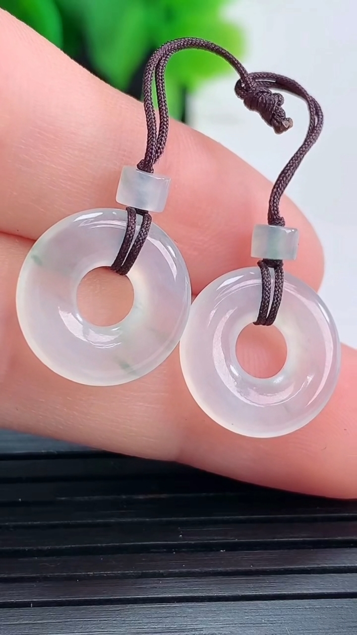 天然A货翡翠飘花平安环吊坠一对尺寸13.1-2.2重量:1.91g
4月16日