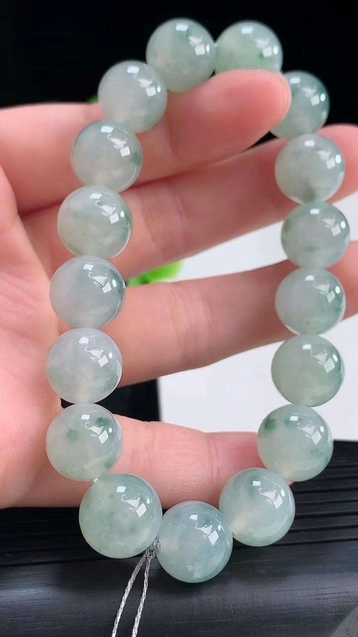 天然A货翡翠飘花圆珠手串尺寸11.2-17颗重量:40.93g4月16日
工厂直销收藏佳品,种好水足，色泽均匀，有种有色，上手高大气！