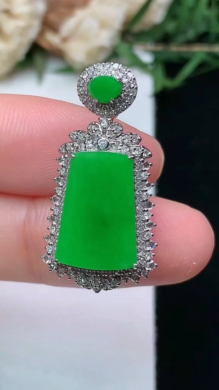 天然A货翡翠无事牌吊坠，尺寸28.4-14.6-9.6，裸石14-9.6，重量:4.64g
4月16日