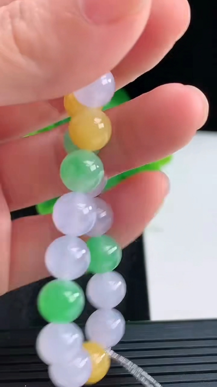 天然A货翡翠三彩圆珠手串尺寸7.8-23颗重量:20.39g4月16日
工厂直销收藏佳品,种好水足，色泽均匀，有种有色，上手高大气！