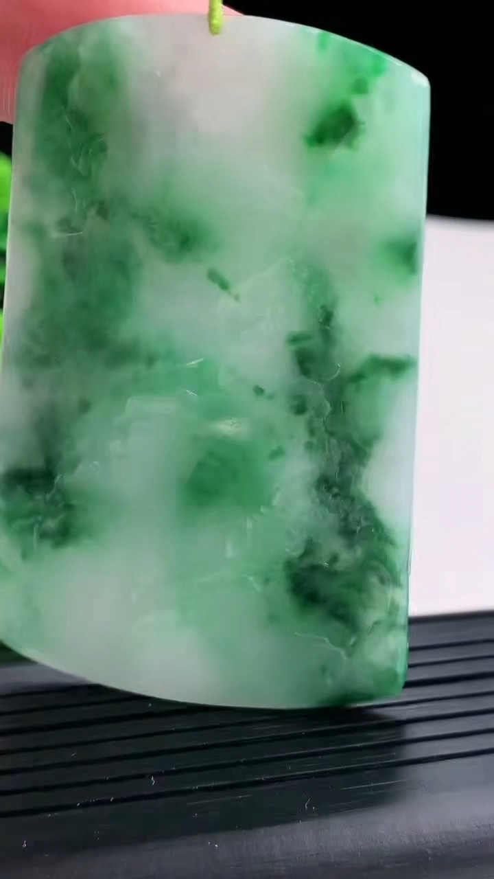 天然A货翡翠牌吊坠尺寸70.6-45.5-4.5重量:36.37g
4月16日