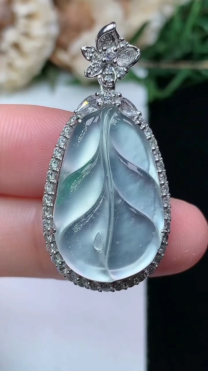 天然A货翡翠金枝玉叶 叶子吊坠，尺寸36-17.7-7.7，裸石23-14.6，重量:8.19g
4