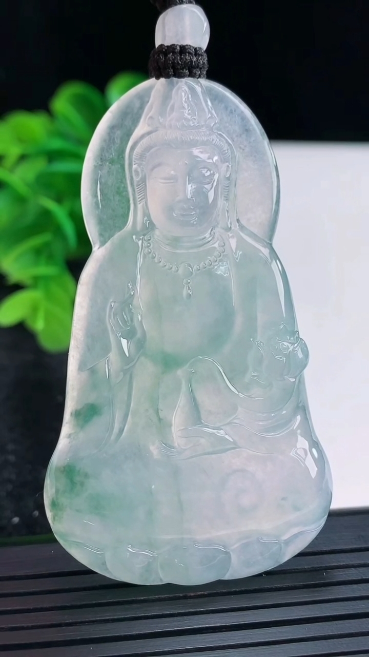 天然A货翡翠种飘花大势至菩萨吊坠尺寸65.1-37.9-5.2重量:28.87g
4月16日