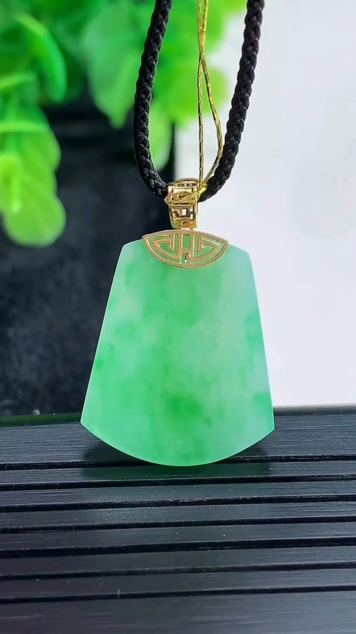 天然A货翡翠无事牌吊坠尺寸23-18.7-2.7重量:3.49g
4月16日