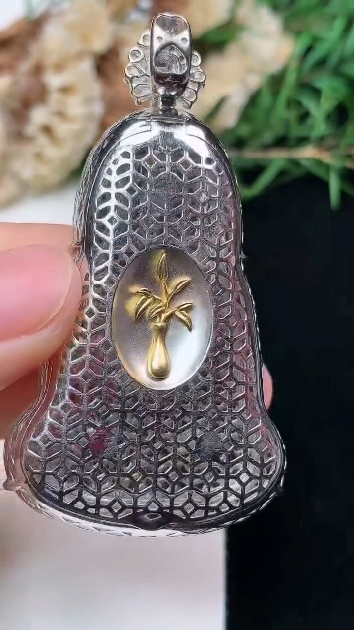 天然A货翡翠白冰素衣观音吊坠，尺寸46.6-30.4-9.9，重量:21.63g
4月16日