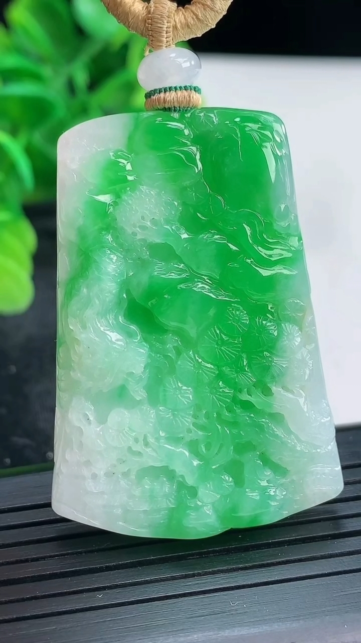 天然A货翡翠山水牌吊坠尺寸466-32.3-8.1重量:29.11g
4月16日