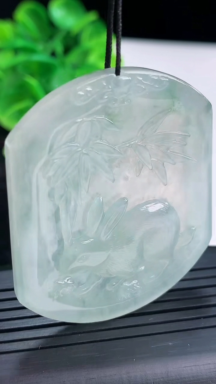 天然A货翡翠飘花生肖兔吊坠尺寸50.3-42.6-5.3重量:23.09g
4月16日