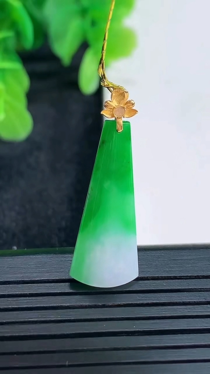 天然A货翡翠无事牌吊坠尺寸30-10.5-3.1重量:1.49g
4月16日