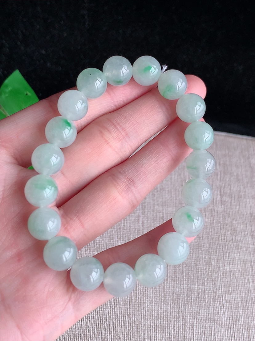 天然A货翡翠飘绿圆珠佛珠手串19颗 
尺寸10.3mm 重量38.35g 0415