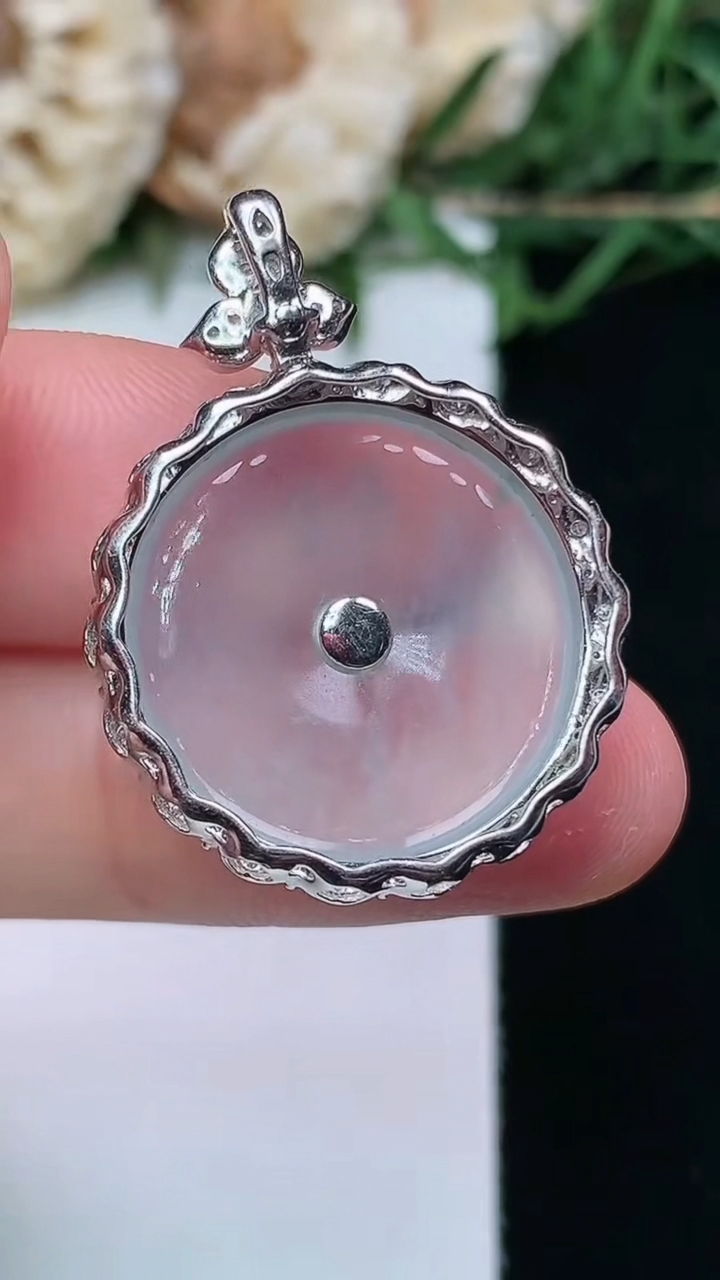 天然A货翡翠白冰平安扣吊坠，尺寸29.5-22.2-6.2，裸石19.3，重量:4.57g
4月16日