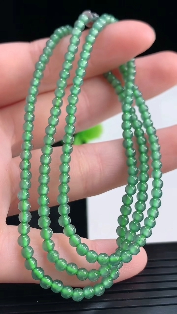 天然A货翡翠小米珠项链尺寸2.9重量:8.83g
4月16日