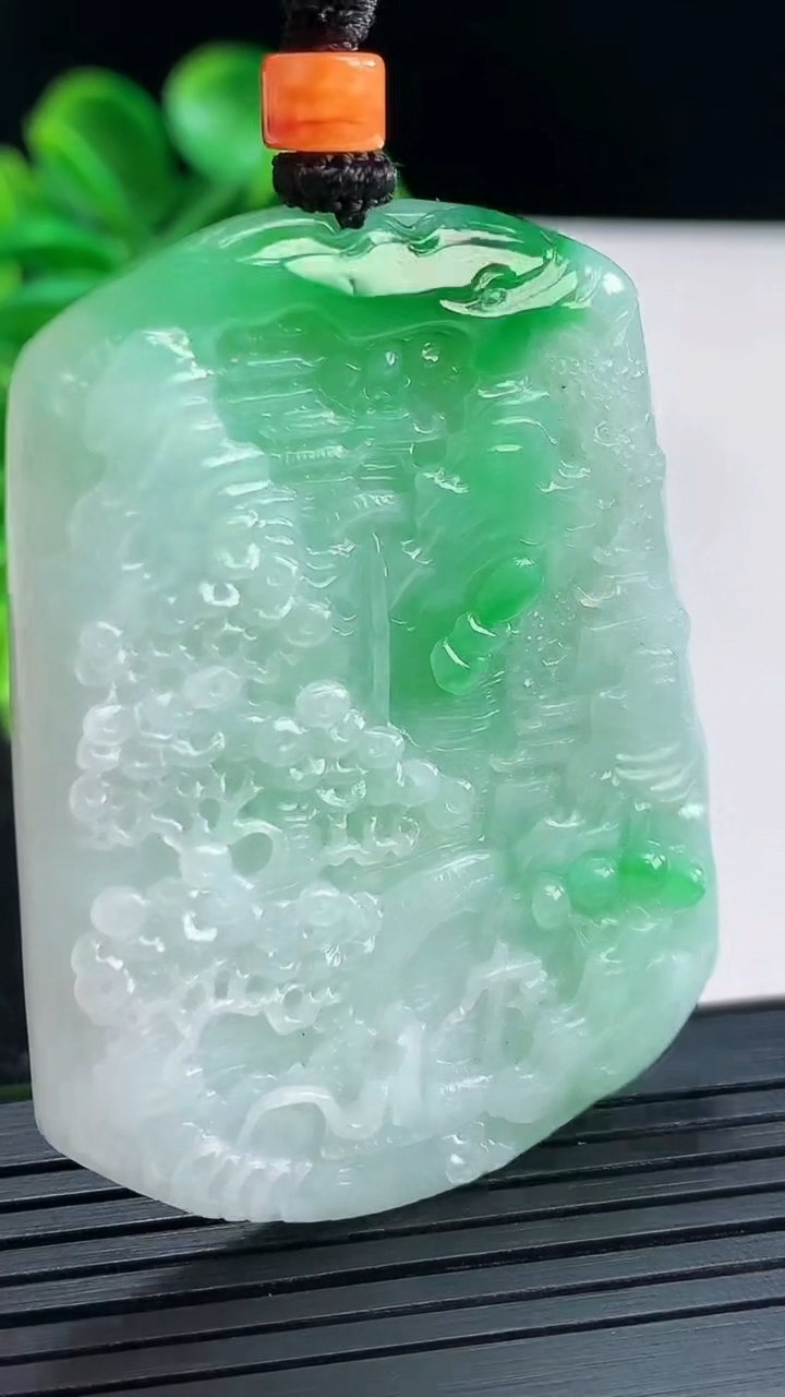 天然A货翡翠山水牌吊坠尺寸53.4-40.5-5.5重量:32.23g
4月16日