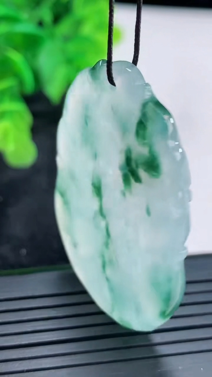 天然A货翡翠飘花生肖鼠吊坠尺寸46.6-34-5.4重量:17.63g
4月16日