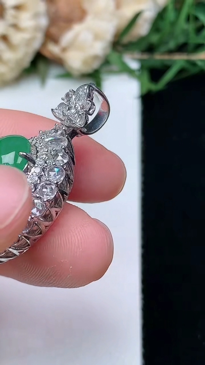 天然A货翡翠蛋面吊坠，尺寸33.3-18.3-13.6，裸石16-11.6，重量:7.98g
4月16日