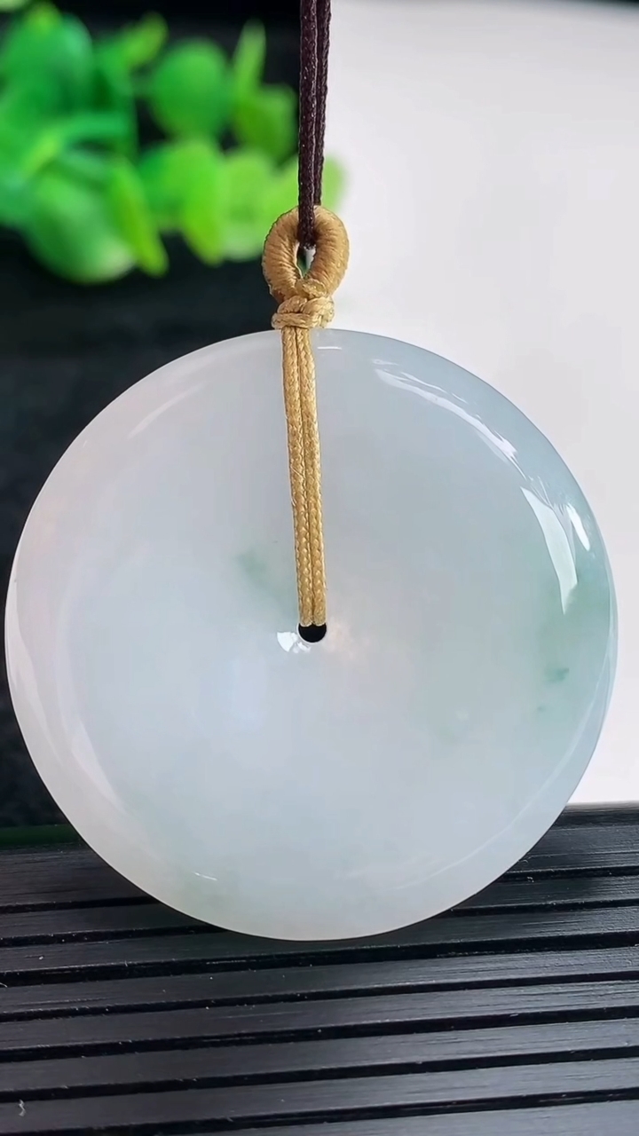 天然A货翡翠飘花平安扣吊坠尺寸37-5.5重量:17.06g
4月16日