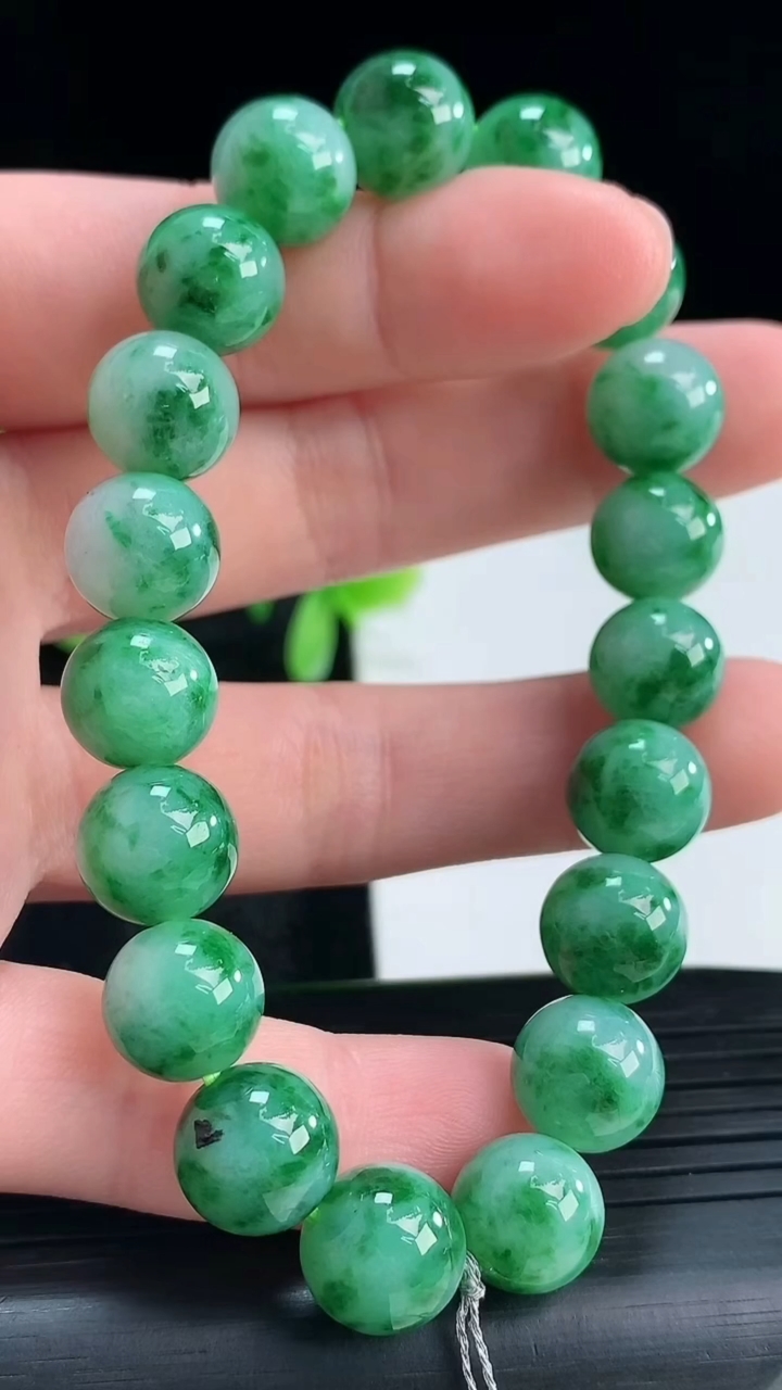 天然A货翡翠圆珠手串尺寸9.8-19颗重量:31.74g4月16日
工厂直销收藏佳品,种好水足，色泽