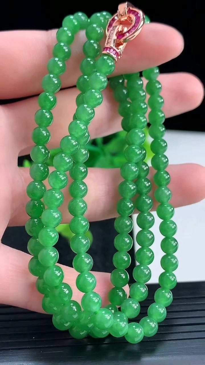 天然A货翡翠圆珠项链尺寸4.9-118颗重量:25.58g
4月16日