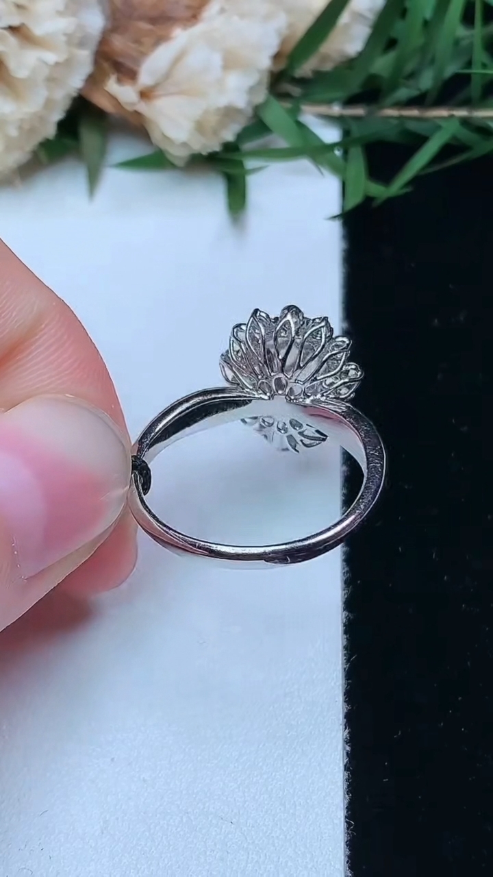 天然A货翡翠葫芦戒指，尺寸17.4-8.4-6，重量:3.52g2026年4月16日
工厂直销收藏佳品,种好水足，色泽均匀，有种有色，上手高大气！