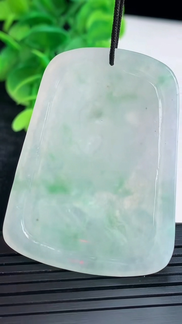 天然A货翡翠生肖马吊坠尺寸49.1-36.5-5.2重量:19.39g
4月16日