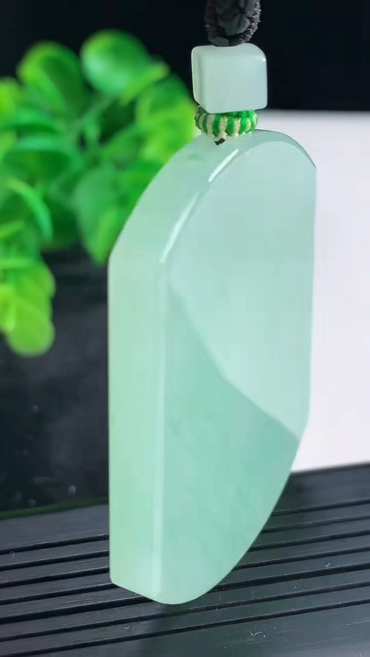 天然A货翡翠无事牌吊坠尺寸51.7-40.1-5.6重量:41.51g
4月16日