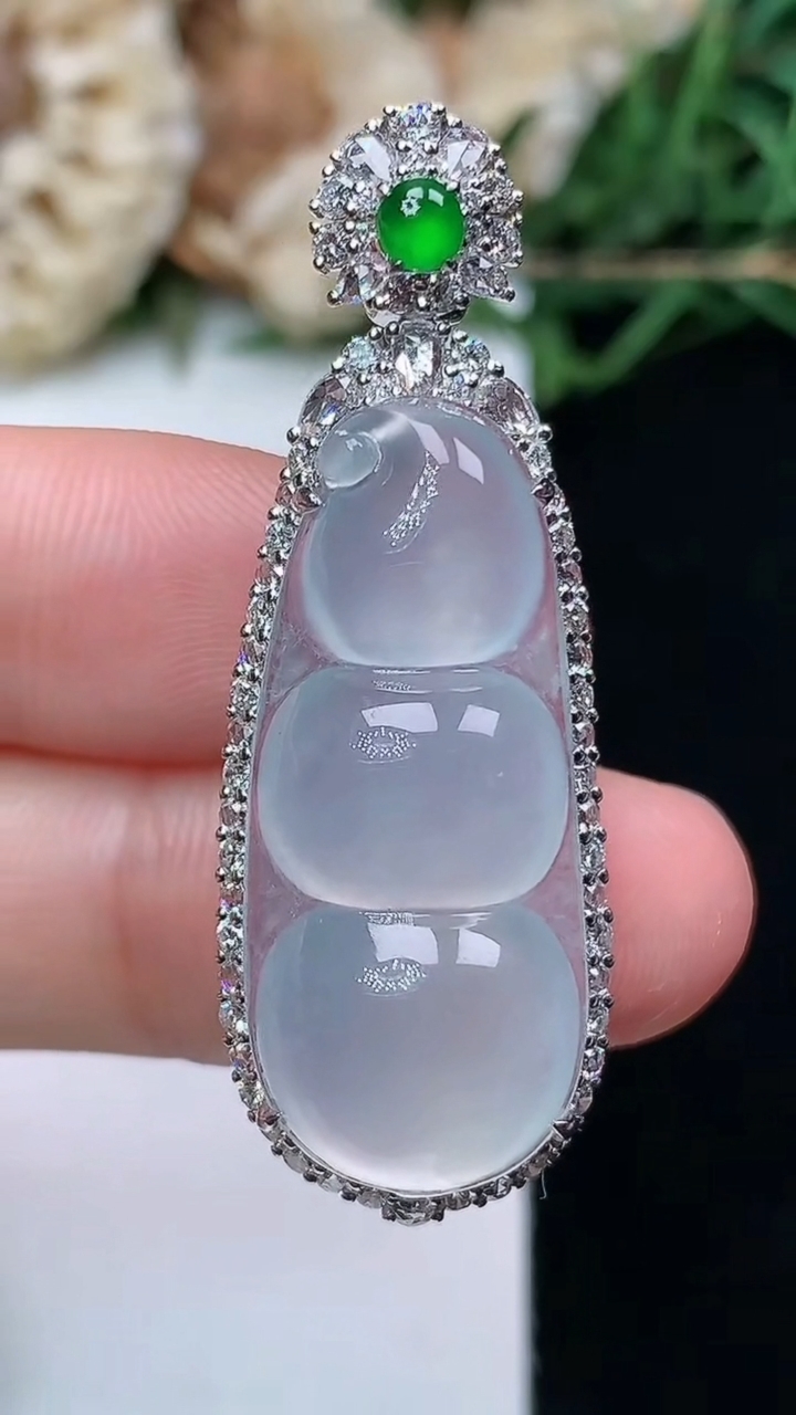 天然A货翡翠白冰福豆吊坠，尺寸41.5-14.9-11.5，裸石29.2-12.2，重量:7.74g
4月16日