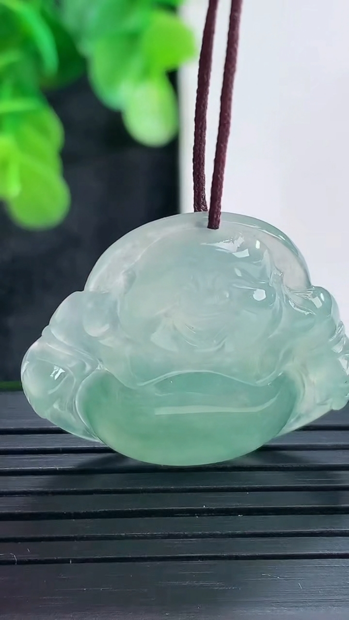 天然A货翡翠佛公吊坠尺寸28.4-30-5.5重量:7.65g
4月16日