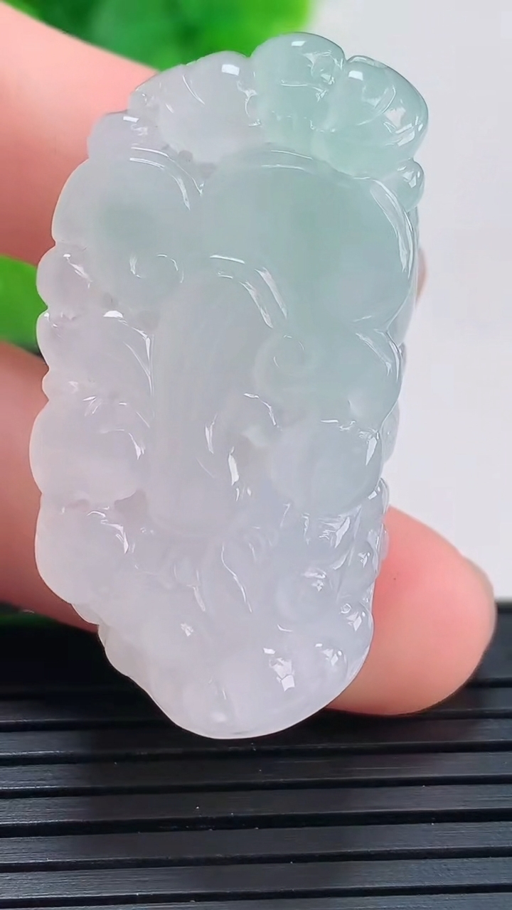 天然A货翡翠貔貅吊坠尺寸38.2-19.6-11.7重量:22.08g
4月16日