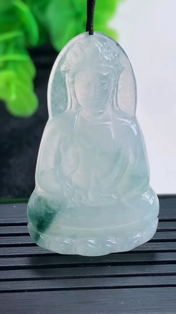 天然A货翡翠飘花观音菩萨吊坠尺寸40.1-24.3-3.9重量:7.18g
4月16日