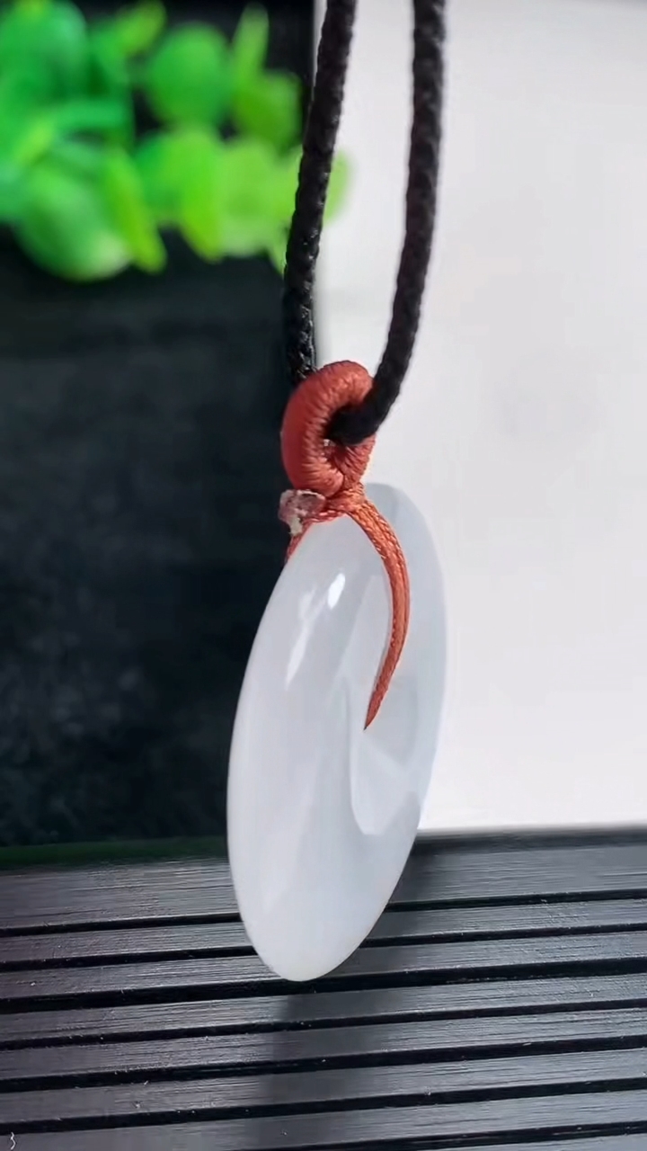 天然A货翡翠平安扣吊坠尺寸27.5-5.5重量:8.66g
4月16日