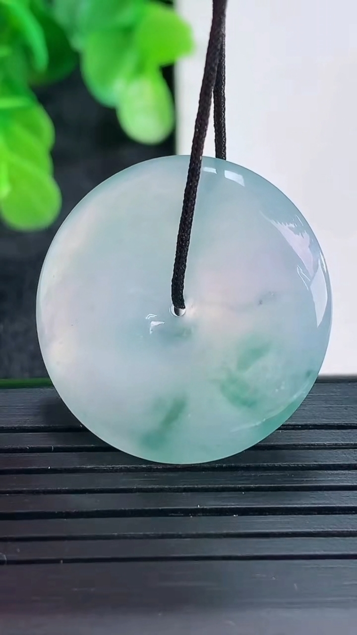 天然A货翡翠飘花平安扣吊坠尺寸28.2-5.4重量:9.38g
4月16日